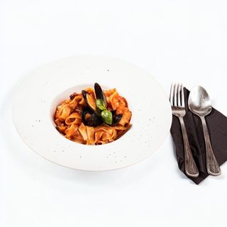 Fettuccine cu fructe de mare si sos rosu