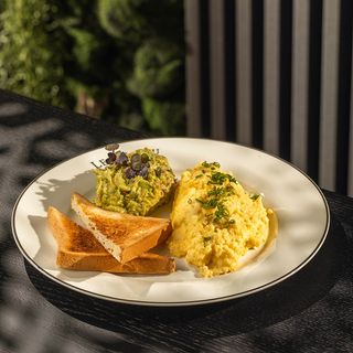 სქრემბლი გუაკამოლეთი და გახუხული პურით