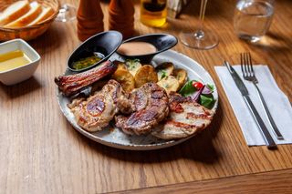 Platou Mix grill - Preparat recomandat pentru două persoane