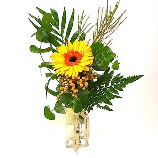 Flor amarilla en botella. Gerbera, margarita, anastasia, según stock