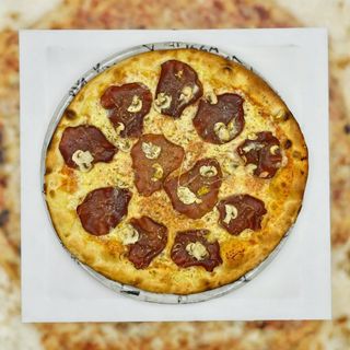 Pizza sa  goveđom pršutom