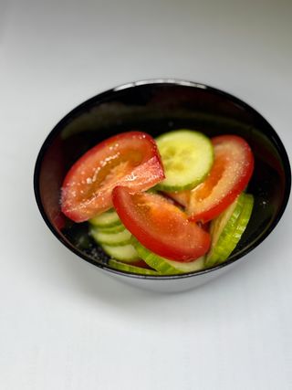 Salată de roșii cu castraveți