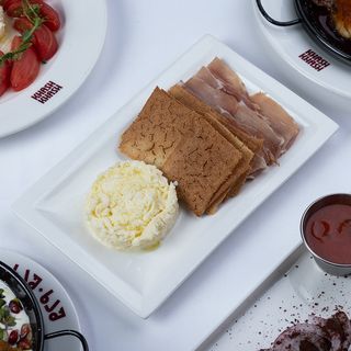 რაჭული ლორი სტრაჩატელათი და მჭადის ჩიფსით