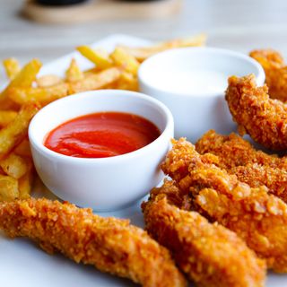 CRISPY DE PUI CU SOS