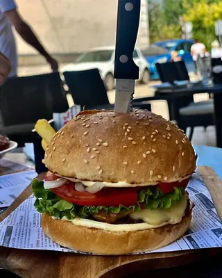 Hamburger + pomfrit + piće po izboru