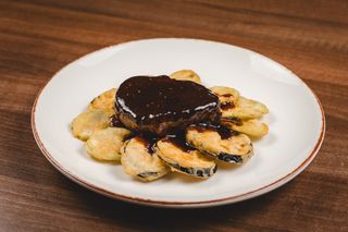 28a. Biftek sa patlidžanom i tikvicama u sosu od crnog bibera