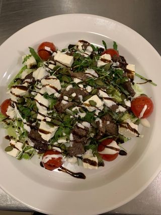 Теплий салат з телятиною гриль та гарбузовим насінням (180г)