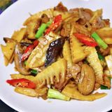 Cerdo con bamú y setas chinas