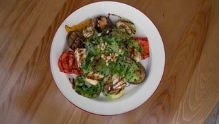 Теплый с овощами гриль и жареным сыром халуми