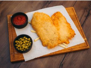 Курячий шніцель з картоплею фрі та соусом сацебелі 340г