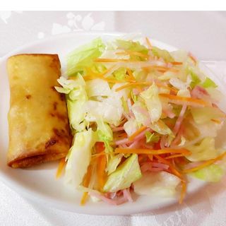 5. Ensalada Con Rollo De Primavera