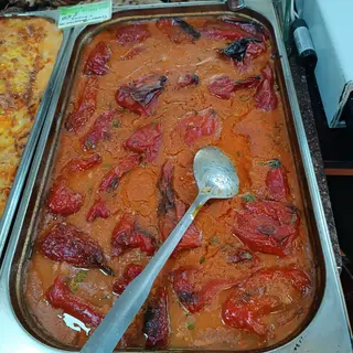 Пълнени чушки с доматен сос (350г)