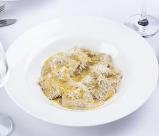 სოკოს რავიოლი ტრუფელის სოუსით