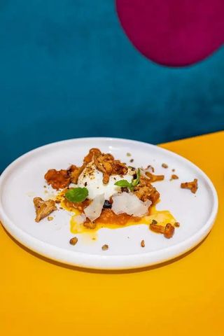Burrata con finferli e pomodori gialli Molli
