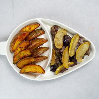 Wątróbka z jabłkami i niebieską cebulą