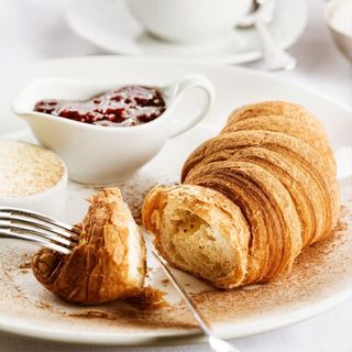 Круасан з полуничним джемом