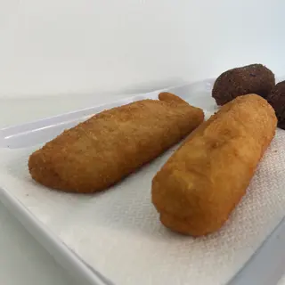 Salgado de queijo e fiambre
