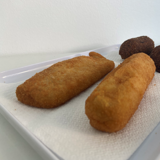 Salgado de queijo e fiambre