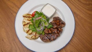 Медальоны с телятиной с жаренным сыром халуми