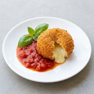 Bomba de mozzarella con tomate frito y albahaca