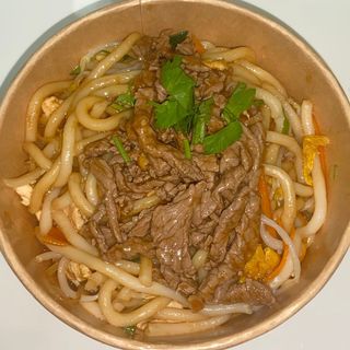 Udon saltato con carne di manzo