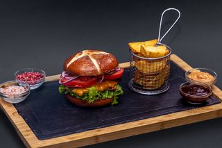 Burger de pui cu cartofi prăjiți