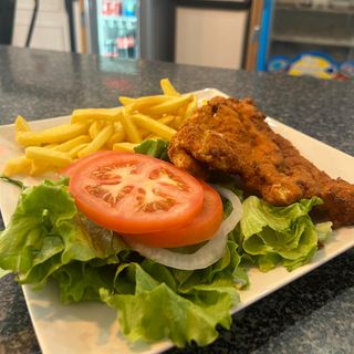 Pollo Frito Con Patatas Y Ensalada