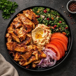 Kebab de Pui cu hummus si salate la farfurie
