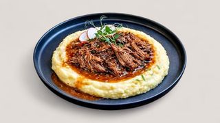 Дърпано Телешко с картофено пюре и печен сос