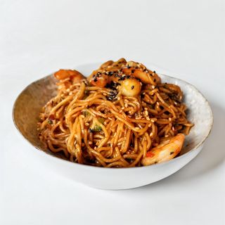 Noodles Salteados Con Langostinos, Salsa De Ostras Y Sriracha