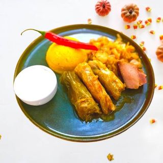 SARMALUTE IN FOI DE VARZA, COSTITA AFUMATA, MAMALIGUTA SI SMANTANA 400G