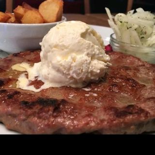 Pljeskavica sa Kajmakom