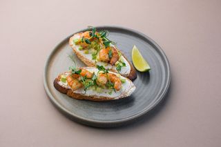 Брускетта с креветками и авокадо (140г)