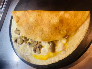 Crepe De Huevo, Champiñones Y Bechamel
