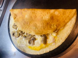 Crepe De Huevo, Champiñones Y Bechamel