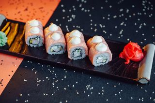 Албырт пен асшаян қосылған көмештелген ролл/Ролл запеченный с лос. и кревет