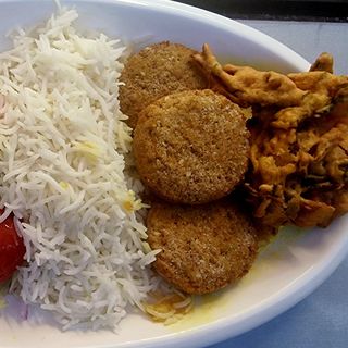 Piatto vegetariano con riso al curry o riso bianco con verdure 