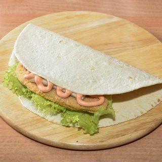 Piadina cotoletta, insalata, maionese e ketchup