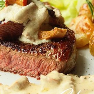 Polędwica Wołowa (krwista) z Borowikami i Dodatkami