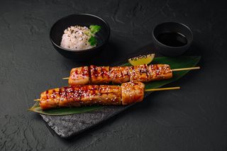 Yakitori cu somon, orez și sos 
