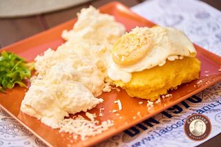 Brânză cu mămăliguță, smântână si ou