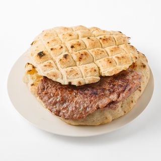 Punjena pljeskavica sa sirom u lepinji