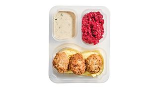 Kotlety mielone w sosie grzybowym z puree ziemniaczanym i buraczkami