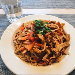 Tallarines fritos con pollo