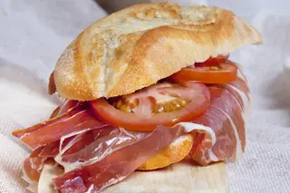 Bocadillo De Jamón Serrano Con Queso Semi Y Tomate Natural