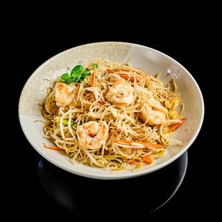 Spaghetti di riso con gamberi e verdure