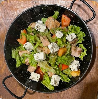 Привал із смаженої курки, томатів, зелені і сиру Фета (200г)