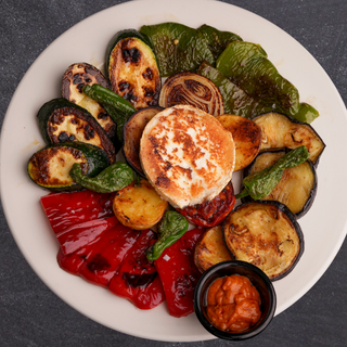 Parrillada De Verdura Con Queso De Cabra Y Salsa Romesco