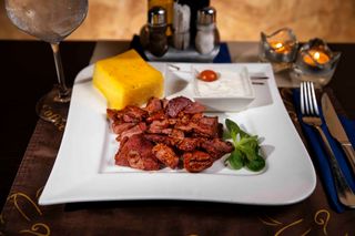 Pastrama de oaie cu mamaliguta