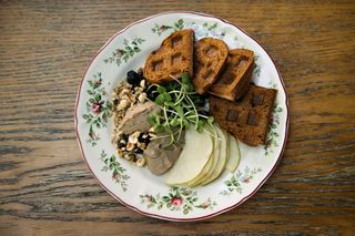 Печінковий паштет з грушею, чорною смородиною та грінками